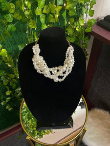 Short Twisted Pearl Necklace
